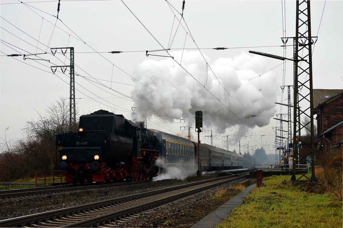 52 4867 der Historischen Eisenbahn Frankfurt durchf�hrt mit einem Sonderzug zum Weihnachtsmarkt nach R�desheim den Bahnhof Weiterstadt am 13.12.2014