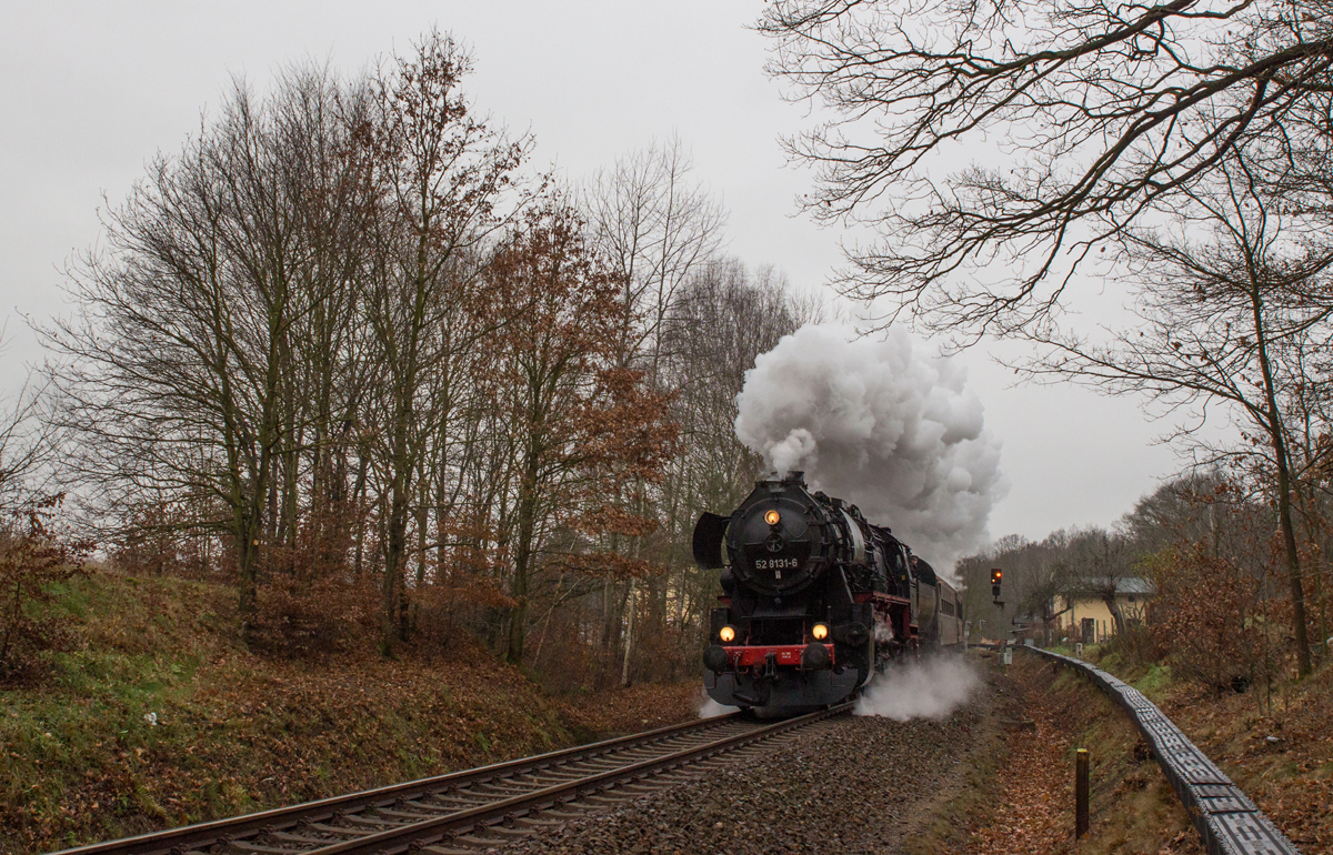 52 8131-6 der WFL zog am Sonntag, den 07.12.14 einen Sonderzug von Nossen über Dresden, Bischofswerda, Ebersbach, Löbau nach Görlitz und zurück. Hier wurde sie bei Bischofswerda fotografiert.