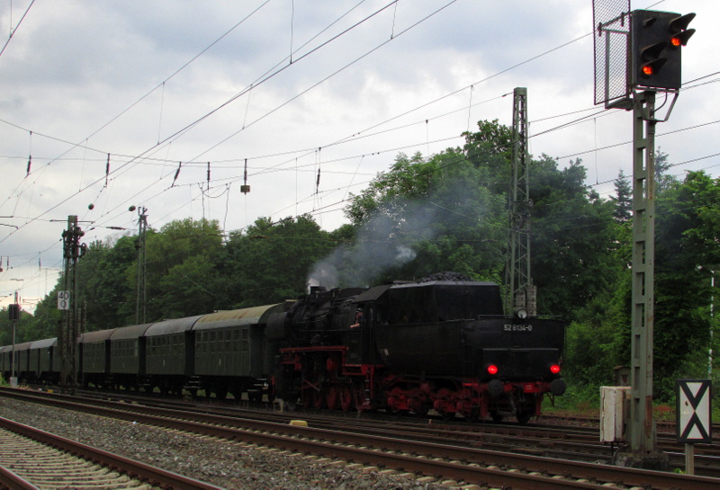 52 8134-0(Eisenbahnfreunde Betzdorf) der Eisenbahnfreunde Betzdorf hing am Zugschluß des Überführungszuges nach Neustadt/Weinstraße.Dort findet an Himmelfahrt das Dampfspektakel statt.Hier bei der
Ausfahrt aus Darmstadt Kranichstin