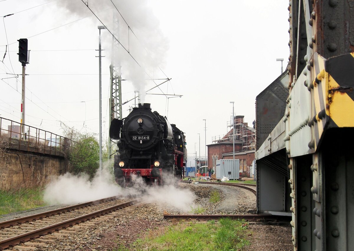 52 8154-8 fährt Führerstandsmitfahrten beim 8. Dampfloktreffen in Dresden Altstadt durch, am 15.04.2014.