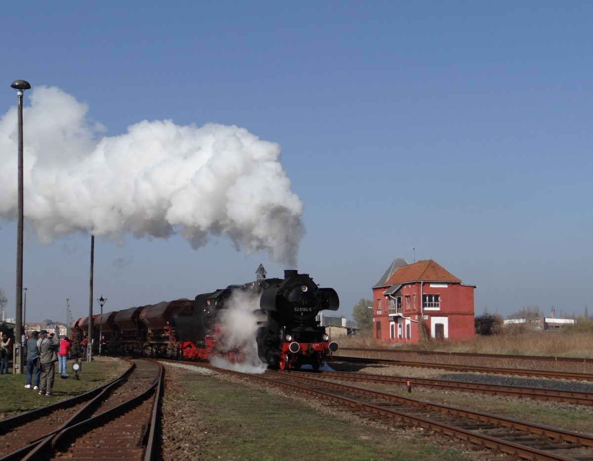 52 8184-5 zusehen mit einem G�terzug beim Bw Fest in Sta�furt am 29.03.14.