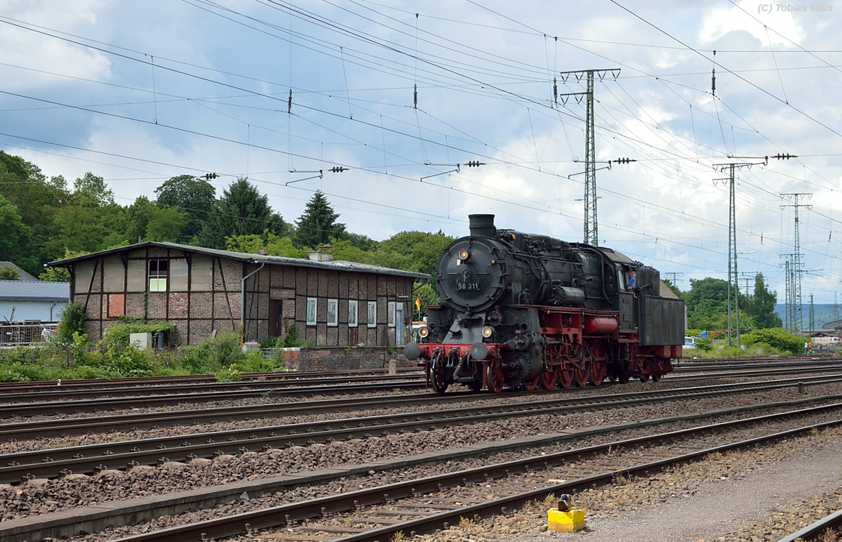 58 311 (UEF) bei der Durchfahrt durch Koblenz-Lützel am 18.06.2016. Ich gehörte zur Lokbesatzung der 141 228 beim Sommerfest, daher konnte ich mit Warnweste dort fotografieren.