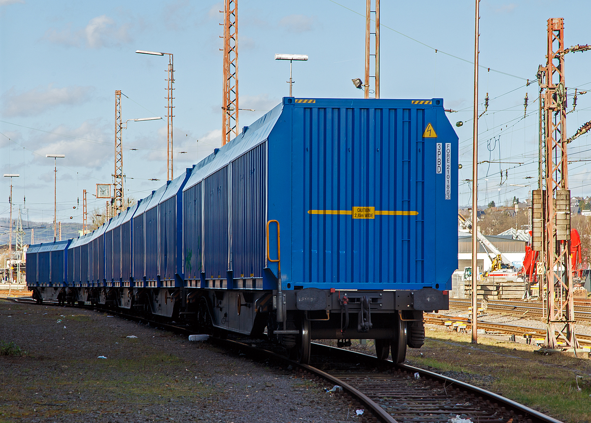 6 Vierachsige Drehgestell-Flachwagen der Gattung Snps 63´ der TRANSWAGGON GmbH (Hamburg), vermietet an die Mercer Holz GmbH, beladen mit je 3 speziellen 21 Fuß Container befüllt mit Holzhackschnitzeln, abgestellt am 23.02.2022 beim Südwestfalen Container-Terminal in Kreuztal.

TRANSWAGGON (TWA) hat 156 dieser Waggons zum Transport von Holzhackschnitzeln für Mercer Holz, vom slowakischen Hersteller Tatravagónka a.s. in Poprad bauen lassen. Vom slowenischen Hersteller Container d.o.o. in Celje wurden die speziellen und mit 2,93 m etwas breiteren 21 Fuß Container (3 Stück je Wagon) gebaut. Die Entwicklung entstand aus einer gemeinsamen Kooperation von TRANSWAGGON, Forstlogistik CH AG und Mercer Holz. Ein solcher Holzhackschnitzeln-Zug soll 90 LKW-Transporte und somit 28.000 kg CO² einsparen.

Besonders wichtig war Mercer Holz die größtmögliche Flexibilität beim Einsatz der neuen Wagen. Dem trägt TWA Rechnung, indem dass die Snps-Wagen sowohl die Holzhackschnitzel-Container transportieren können, oder für Rundholz mit Rungen-Kassetten oder mit festen Rungen ausgestattet werden können. Neben den 156 Wagen mietet Mercer Holz auch die 3 entsprechenden Holzhackschnitzel-Container pro Wagen. Damit wächst die Waggonflotte der Mercer Holz auf über 500 Wagen desselben Typs und erleichtert damit die Wartung und Pflege der Wagen erheblich. Die Wagen sind Zugelassen für Deutschland, Österreich, Slowakei, Tschechien, Polen, Dänemark, Schweden, Niederlande, Slowenien (D/A/SK/CZ/PL/DK/SE/NL/SLO).

TECHNISCHE DATEN:
Hersteller Tatravagónka Poprad a.s. 
Spurweite: 1.435 mm
Länge über Puffer: 20.770 mm 
Drehzapfenabstand: 15.230 mm
Achsabstand in den Drehgestellen: 1.800 mm
Laufraddurchmesser: 920 mm (neu)
Ladelänge: 19.500 mm (63 Fuß)
Höhe der Ladeebene über S.O.: 1.145 mm
Eigengewicht: 29.000 kg
Max. Zuladung: 71,0 t (ab Streckenklasse D)
Max. Geschwindigkeit: 100 km/h (leer 120 km/h)
Kleinster befahrbarer Gleisbogen: R 75 m 
Bremse: KE-GP-A (K), max. 59 t 
Bremssohle: C 810
Feststellbremse: Ja
Verwendungsfähigkeit: TEN GW

Quellen: www.mercer-holz.de; www.transwaggon.de; Wagenanschriften
