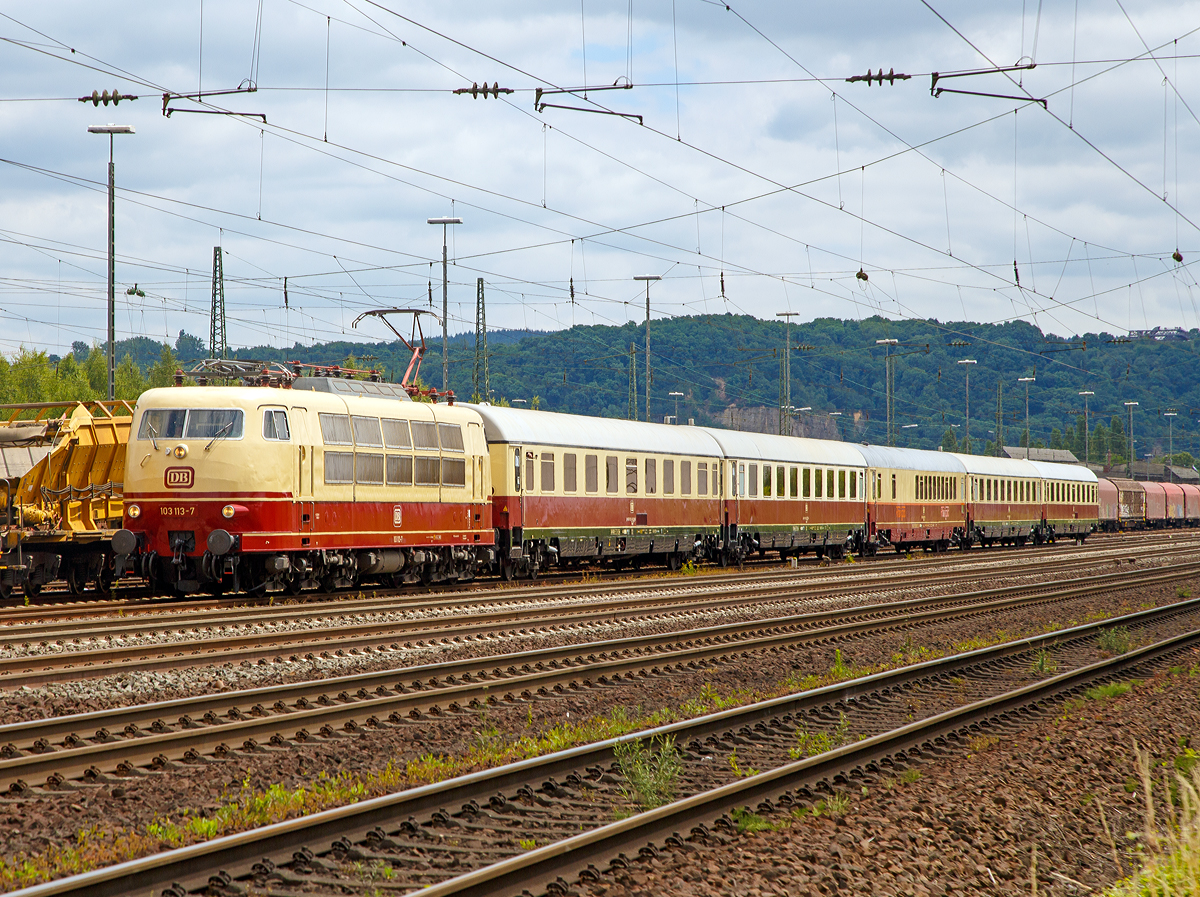 
60 Jahre Trans Europ Express...Das war das Motto von dem großen Sommerfest im DB Museum Koblenz am 17. & 18.6.2017. 

Hier die 103 113-7 (91 80 6103 113-7 D-DB) mit dem TEE  Rheingold  am 18.06.2017 in Koblenz-Lützel. 

Die 103.1 wurde 1970 von Henschel in Kassel unter der Fabriknummer 31431 gebaut, der elektrische Teil ist von Siemens.