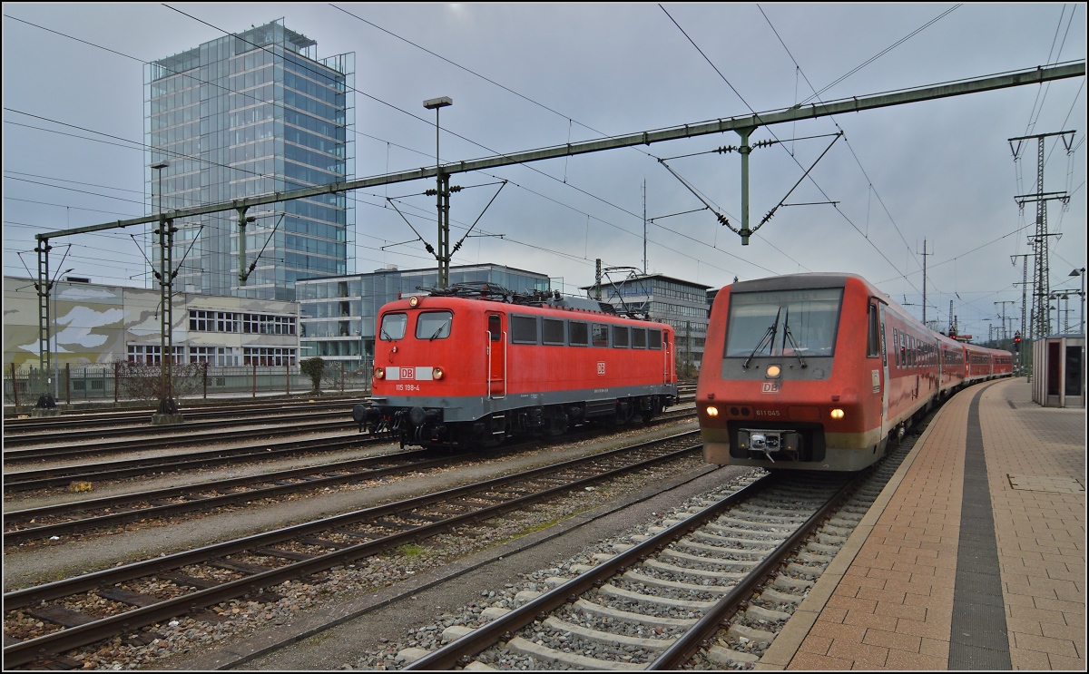 611 045 aus Basel via Schaffhausen nach Ulm begegnet Kasten E10 (115 198-0) in Singen. Februar 2014.