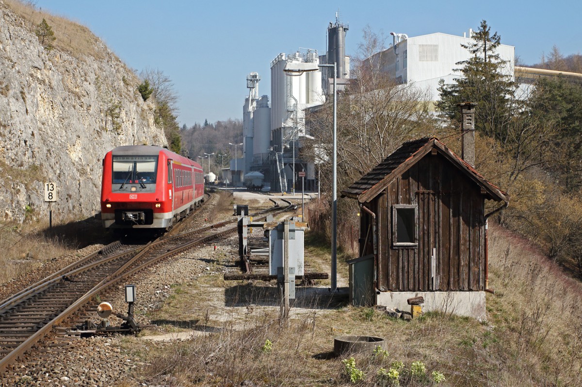 611 540-6 war am 13.03.14 von Ulm nach Sigmaringen unterwegs und wurde bei der Fa. Merkle bei Gerhausen am 13.03.14 auf´s Bild gebracht.