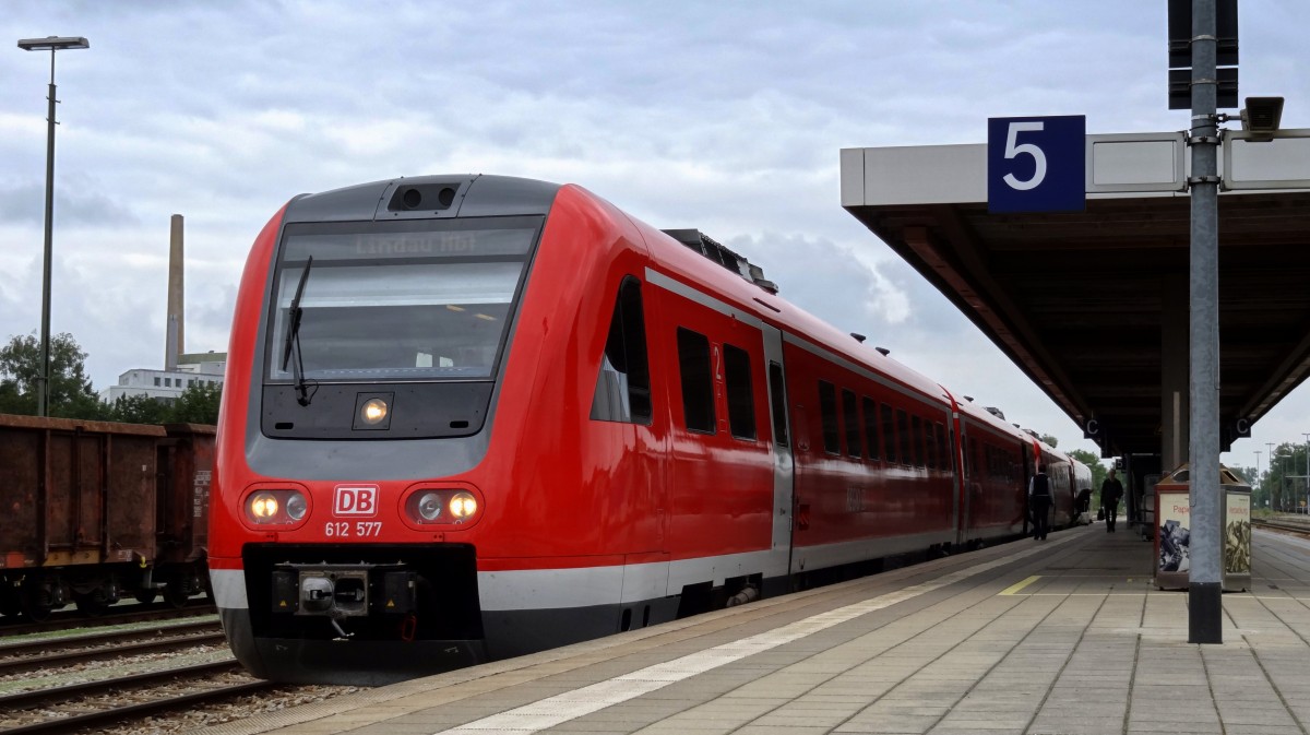 612-077 bei einem Zwischenstopp in Buchloe. Der Zug fährt nach Lindau und Oberstdorf. Die Zugteilung findet in Immenstadt statt.
Aufgenommen im September 2014.