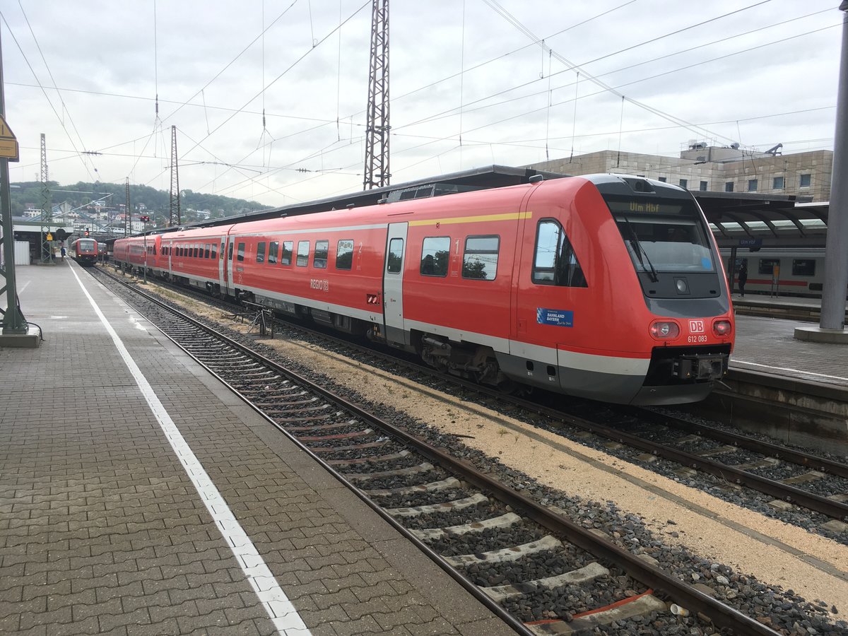 612 083 und ein weiterer Kemptener 612 im Juli 2017 in Ulm Hbf.

Momentan sind (wie im Hintergrund auch zu sehen) die Ulmer 611 auch noch vertreten doch bald werden für die 611 schon gelbe 612 da stehen....