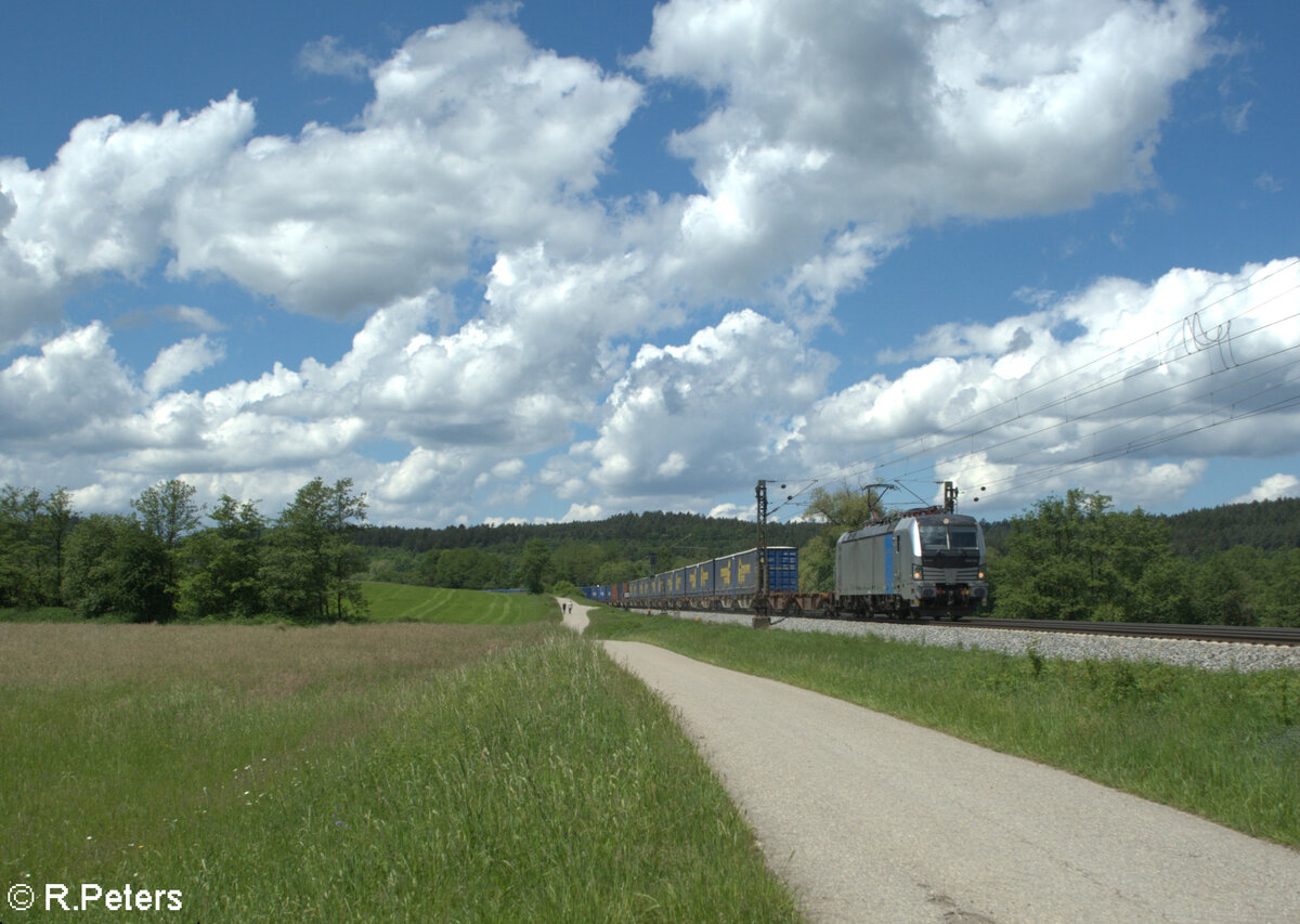 6193 125 mit einem LKW-Walter Sattelaufliegerzug bei Plling in Richtung Regensburg. 20.05.24