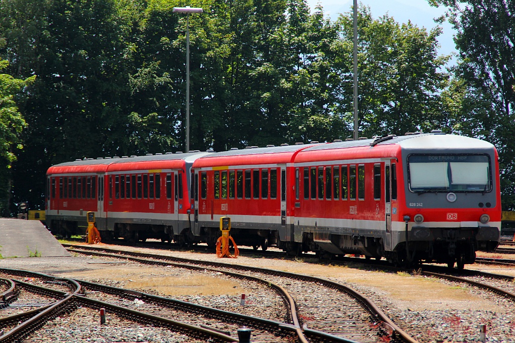 628 242 und ein weiterer 628 stehen abgestellt im Bhf von Lindau am Bodensee, nächstes Fahrziel wird wohl Dortmund Hbf sein. 02.06.12