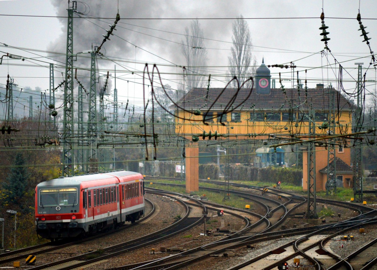 628 462 bei der Ausfahrt aus Neustadt am 30.11.2014.Rechts zusehen ist das nicht mehr benutzte Reiterstellwerk.