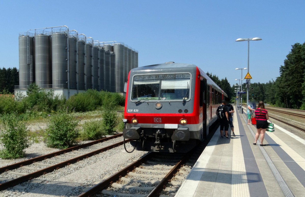 628-639 beim Zwischenhalt in Kastl.
Aufgenommen im Juli 2015.