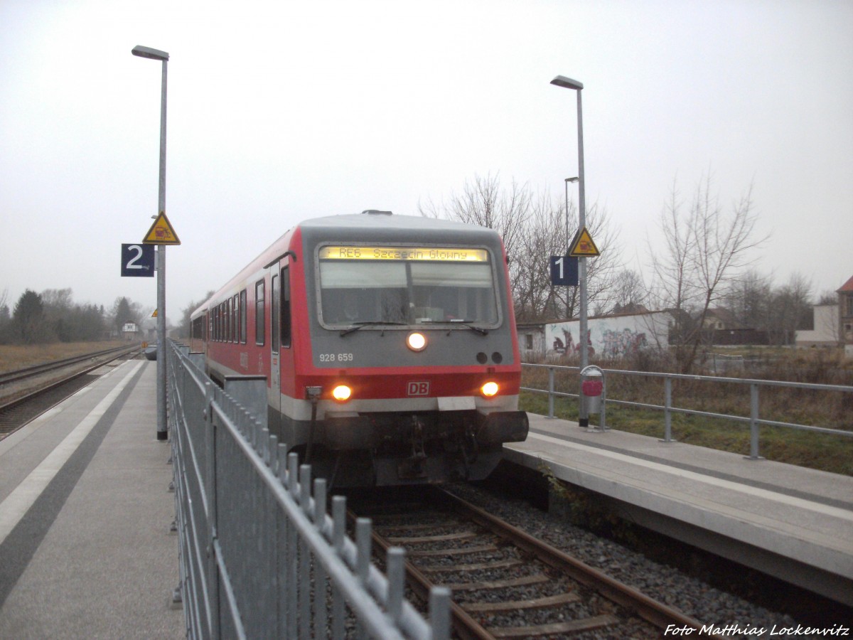 628 659/928 659 als RE6 mit Ziel Stettin (PL) bei der Einfahrt in Teterow am 14.12.13