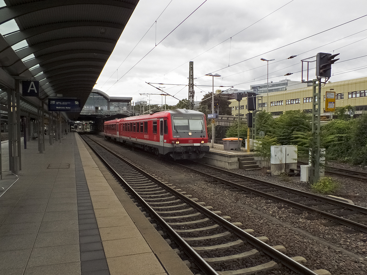 628 903/629 003 verlässt am 26.08.14 Mainz in Richtung Alzey. Die doppelt motorisierten 629er scheinen eine recht ansehnliche Beschleunigung zu haben, gerade im Gegensatz zu ihren Kollegen mit nur einem Motor. Kein Wunder, dass zusätzlich zu den mit zwei Motorwagen gelieferten 629ern in den letzten Jahren einige umgebaut wurden.