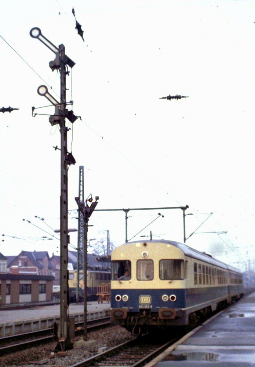 634 653-0 fährt am Formsignal aus Lehrte am 05.12.1982 aus. 