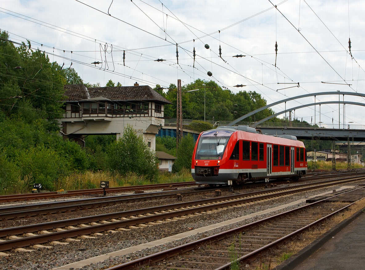 640 017 (ein Alstom Coradia LINT 27) der 3-Lnder-Bahn als RB 93 (Rothaarbahn) nach Bad Berleburg  am 10.08.2013 hier kurz vor der Einfahrt in den Bahnhof Kreuztal. Im Hintergrund das Reiterstellwerk Kreuztal Fahrdienstleiter (Kf).