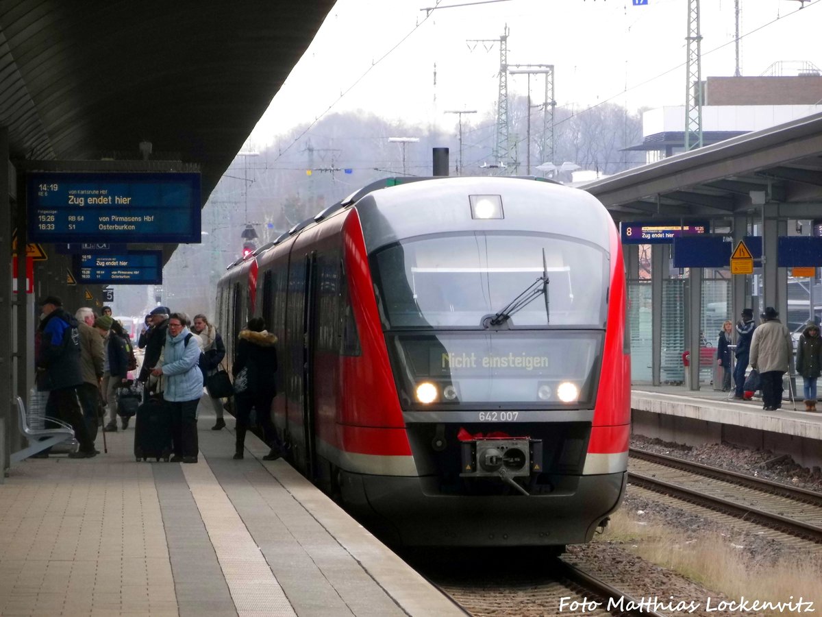 642 007/507 mit 642 XXX / XXX im Bahnhof Kaiserslautern Hbf am 28.1.17