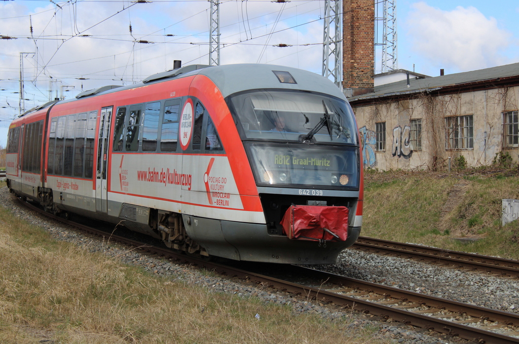 642 039-1 als Kulturzug Berlin-Wroclaw von Rostock Hbf nach Graal-Müritz bei der Ausfahrt im Rostocker Hbf.09.04.2022