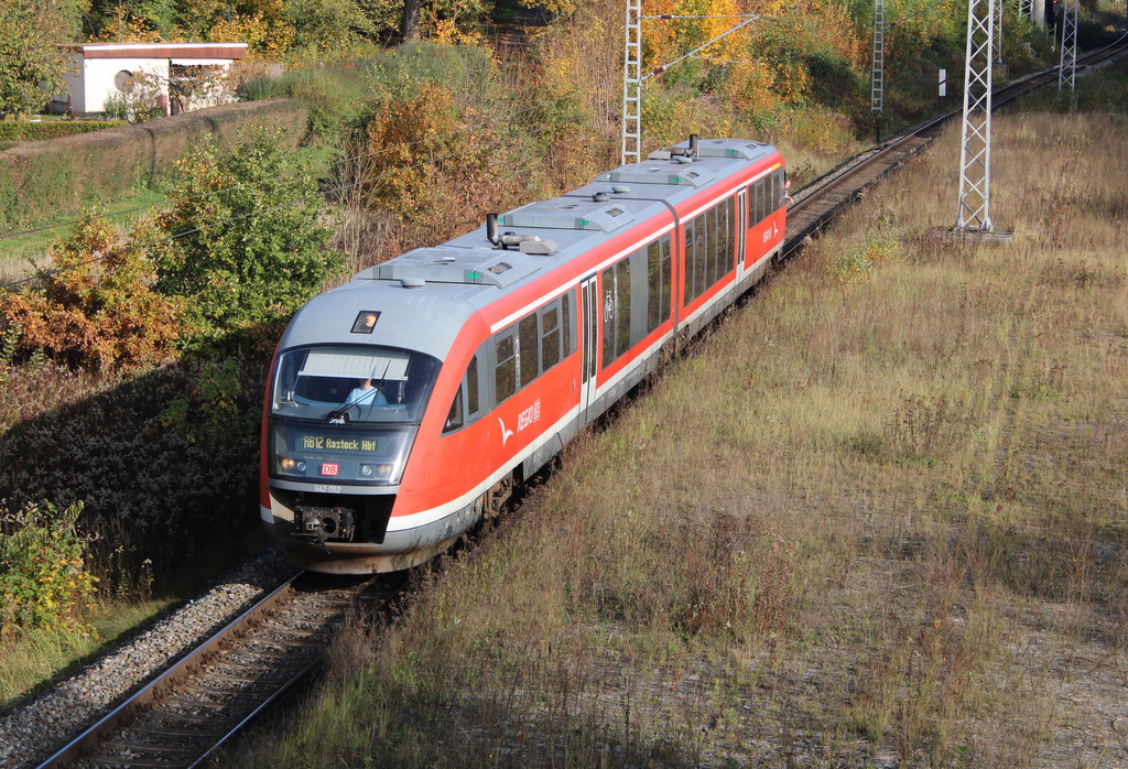 642 052 als RB 12 von Graal-Müritz nach Rostock Hbf bei der Einfahrt in Rostock-Kassebohm.30.10.2022