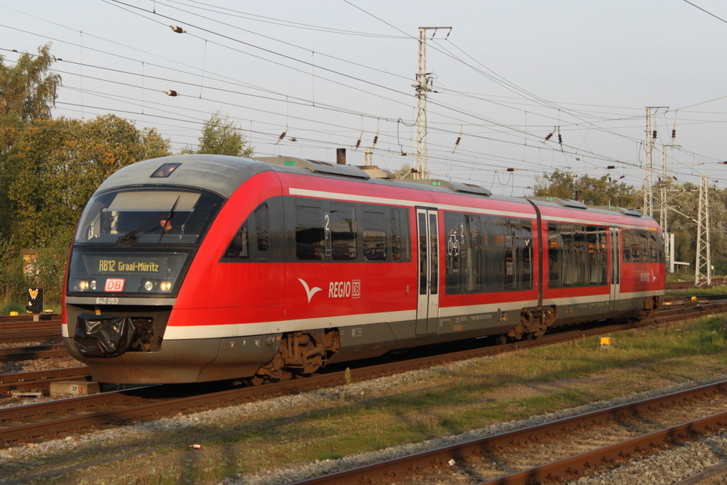 642 053 als RB12 von Rostock Hbf nach Graal-Müritz bei der Ausfahrt im Rostocker Hbf.30.09.2017