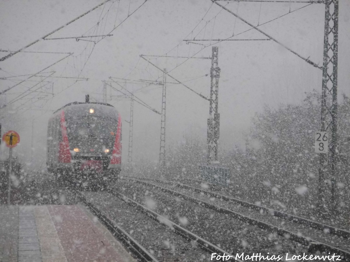 642 137 / 637 kommt mit viel Schnee in den Bahnhof Delitzsch ob Bf eingefahren am 29.2.16