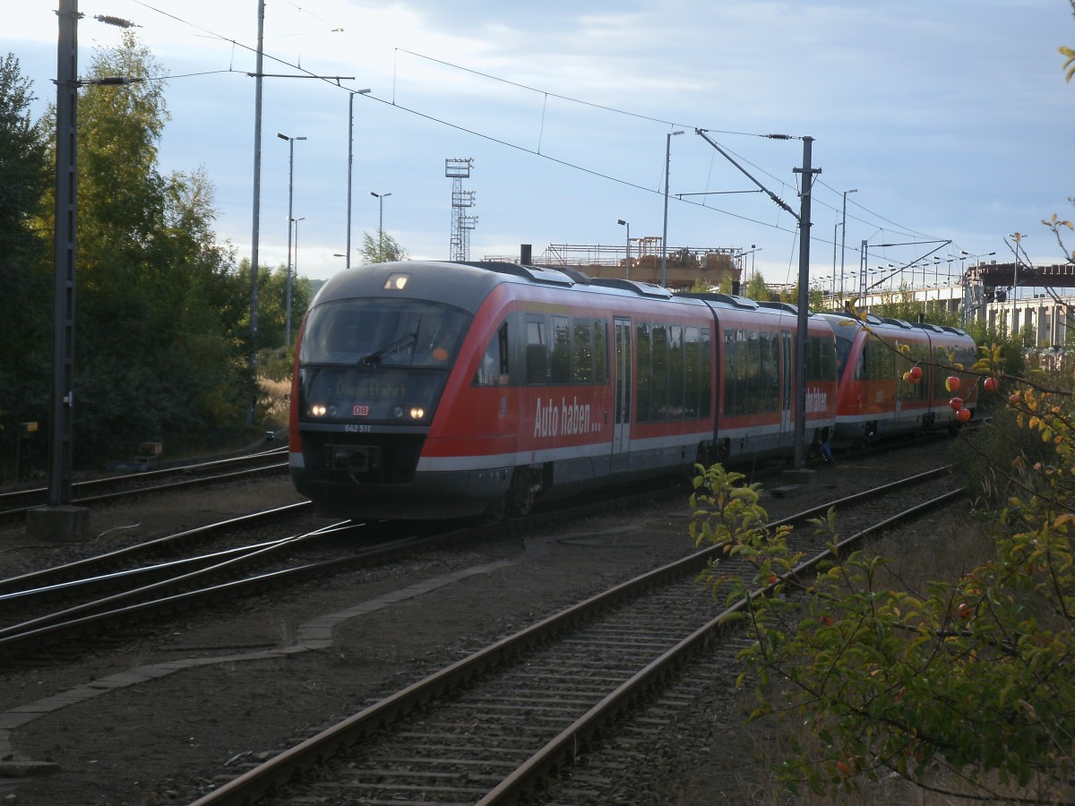 642 511 holte den 642 010,am 01.Oktober 2013,aus seinem  Versteck  in Mukran.