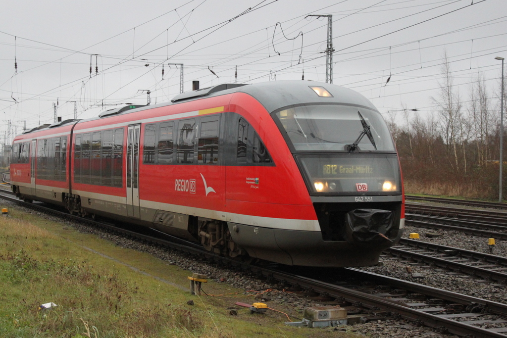 642 551 als RB 12(RB 13239)von Rostock Hbf nach Graal-Müritz bei der Bereitstellung gegen 13:15 Uhr im Rostocker Hbf.05.01.2018