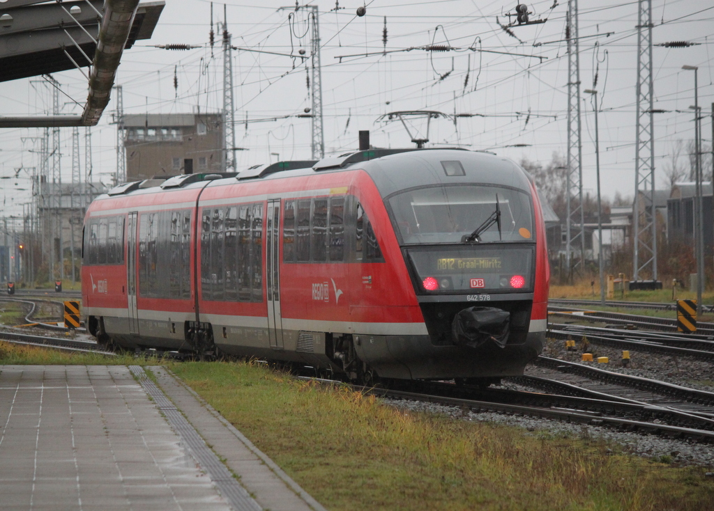 642 578 als RB12(13239) von Rostock Hbf nach Graal-Müritz bei der Ausfahrt im Rostocker Hbf.07.12.2018