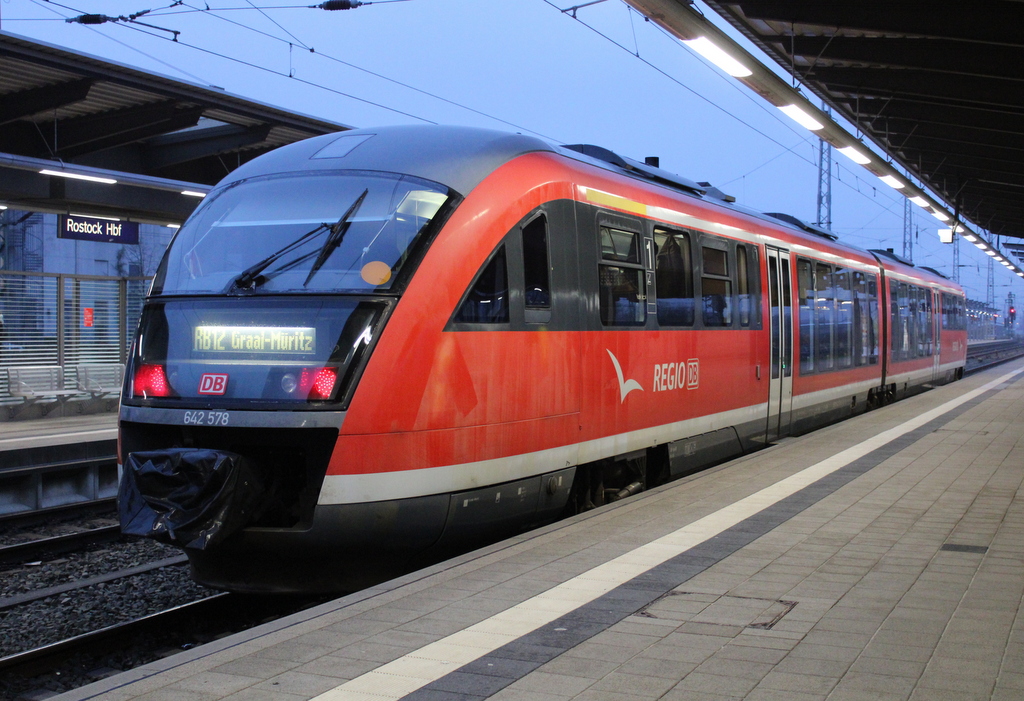 642 578 stand am Abend des 02.01.2021 als RB 12 von Rostock Hbf nach Graal-Müritz im Rostocker Hbf bereit.