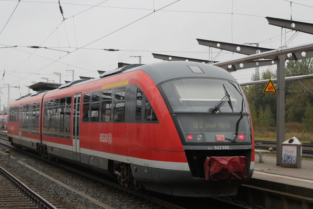 642 686 als RB 12 von Rostock Hbf nach Graal-Mritz bei der Ausfahrt im Rostocker Hbf.17.10.2015