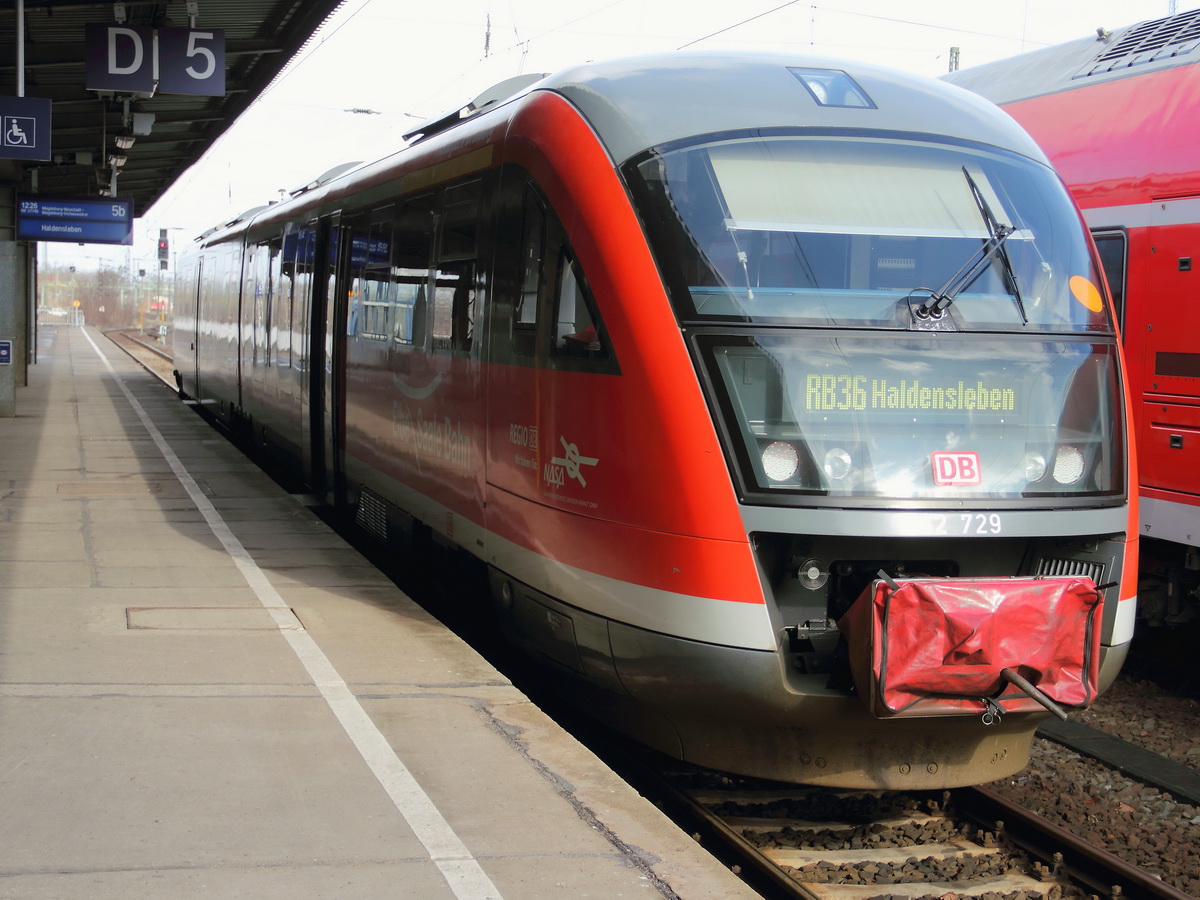 642 729 steht am 21. Februar 2014 gegen 12.00 Uhr im Bahnhof Magdeburg Hbf zur Abfahrt Richtung Haldensleben als RB 27746 auf Gleis 5b bereit.