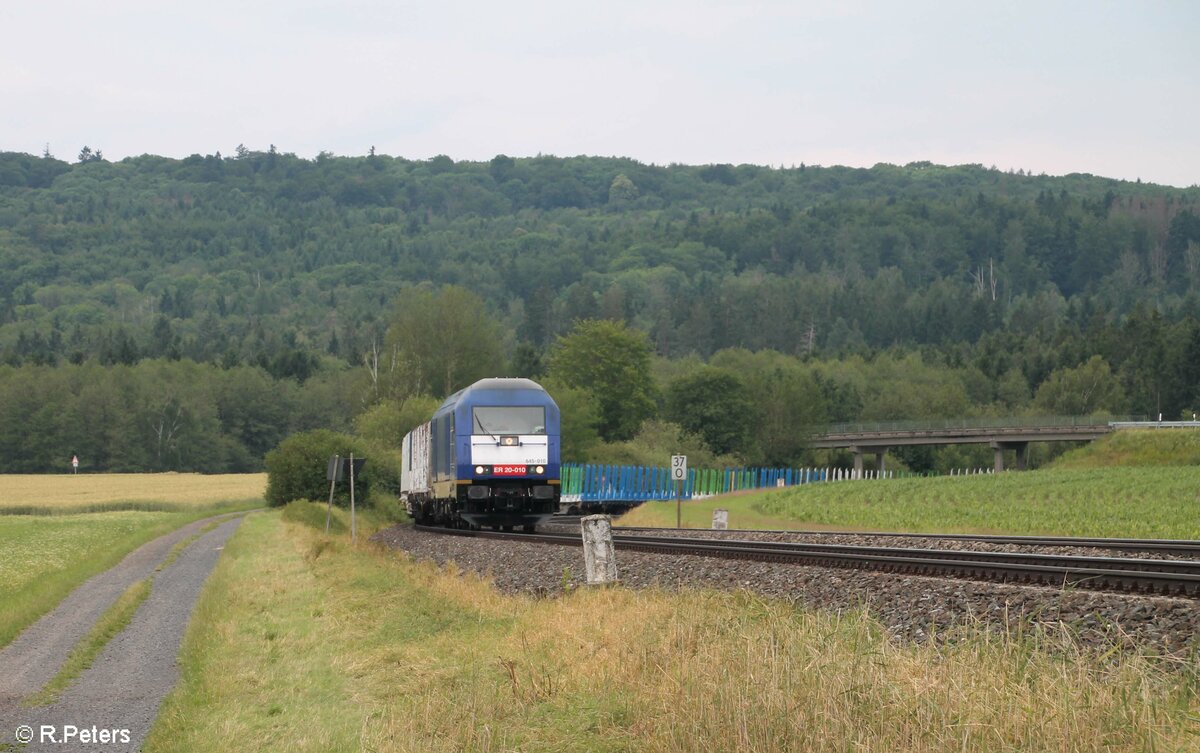 645 010 alias ER20-010 mit leer Holzzug nach Wiesau bei Oberteich. 04.07.21