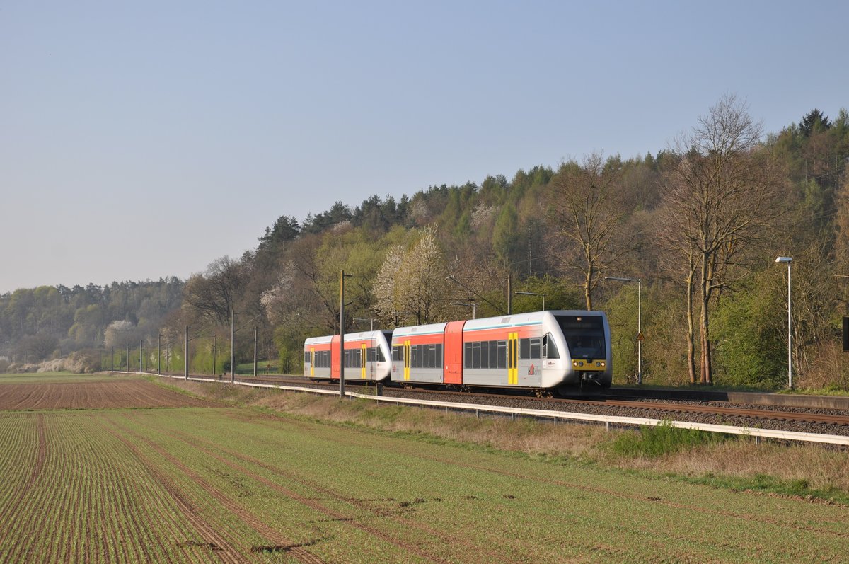 646 416 ist zusammen mit 646 428 als RB21 (25610) nach Limburg (Lahn) unterwegs und erreicht am 08.04.2020 den Haltepunkt Lindenholzhausen. 
Der vordere Triebwagen ist eigentlich im Wetterau-Netz im Einsatz, fährt aber momentan für die Drei-Länder-Bahn.