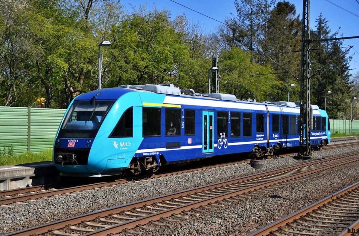 648 604-6 mit SH-beklebung , als RE74 nach husum,einfahrt in schleswig,28.04.22