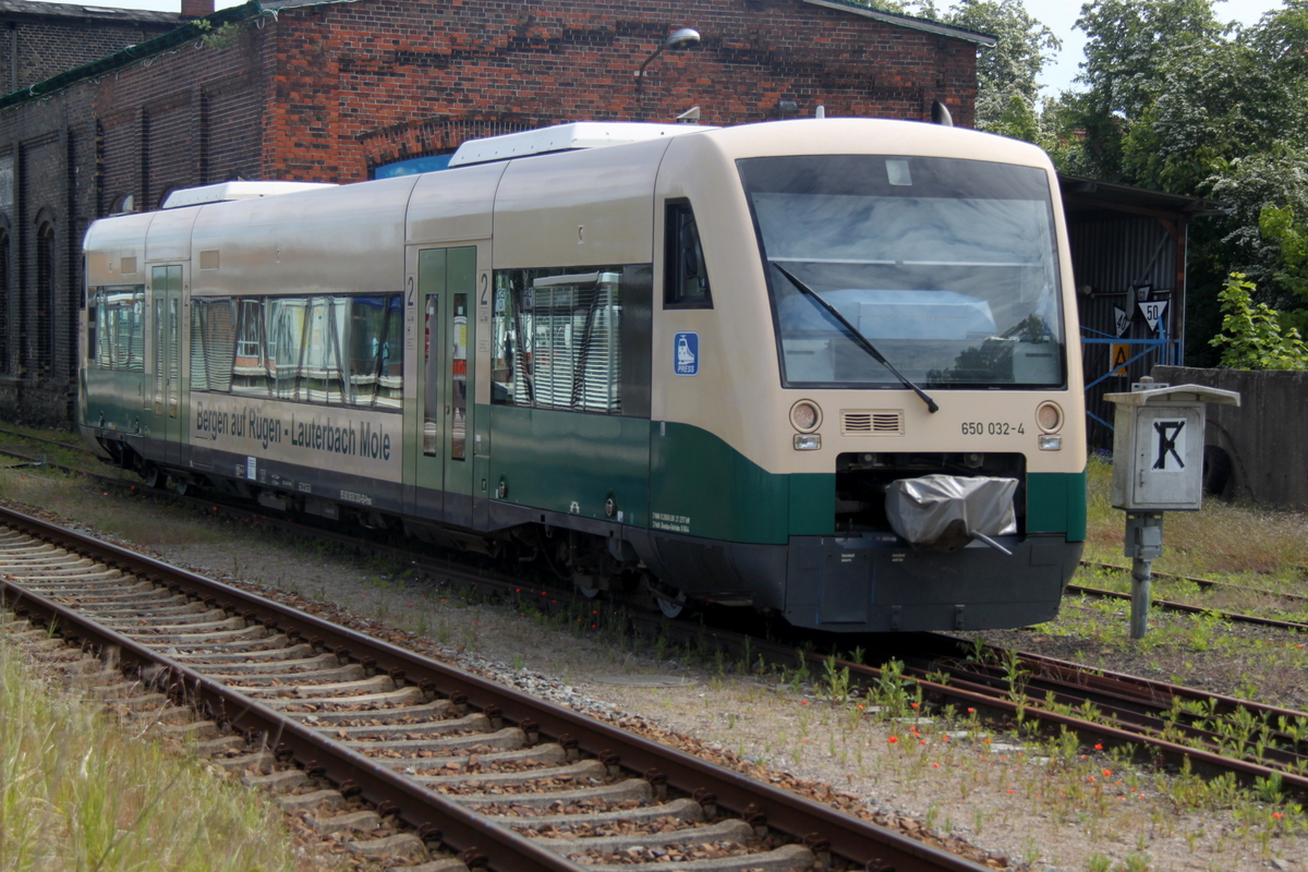 650 032-4 stand am 31.05.2015 fotofreundlich im Bahnhof Bergen auf Rgen abgestellt.
