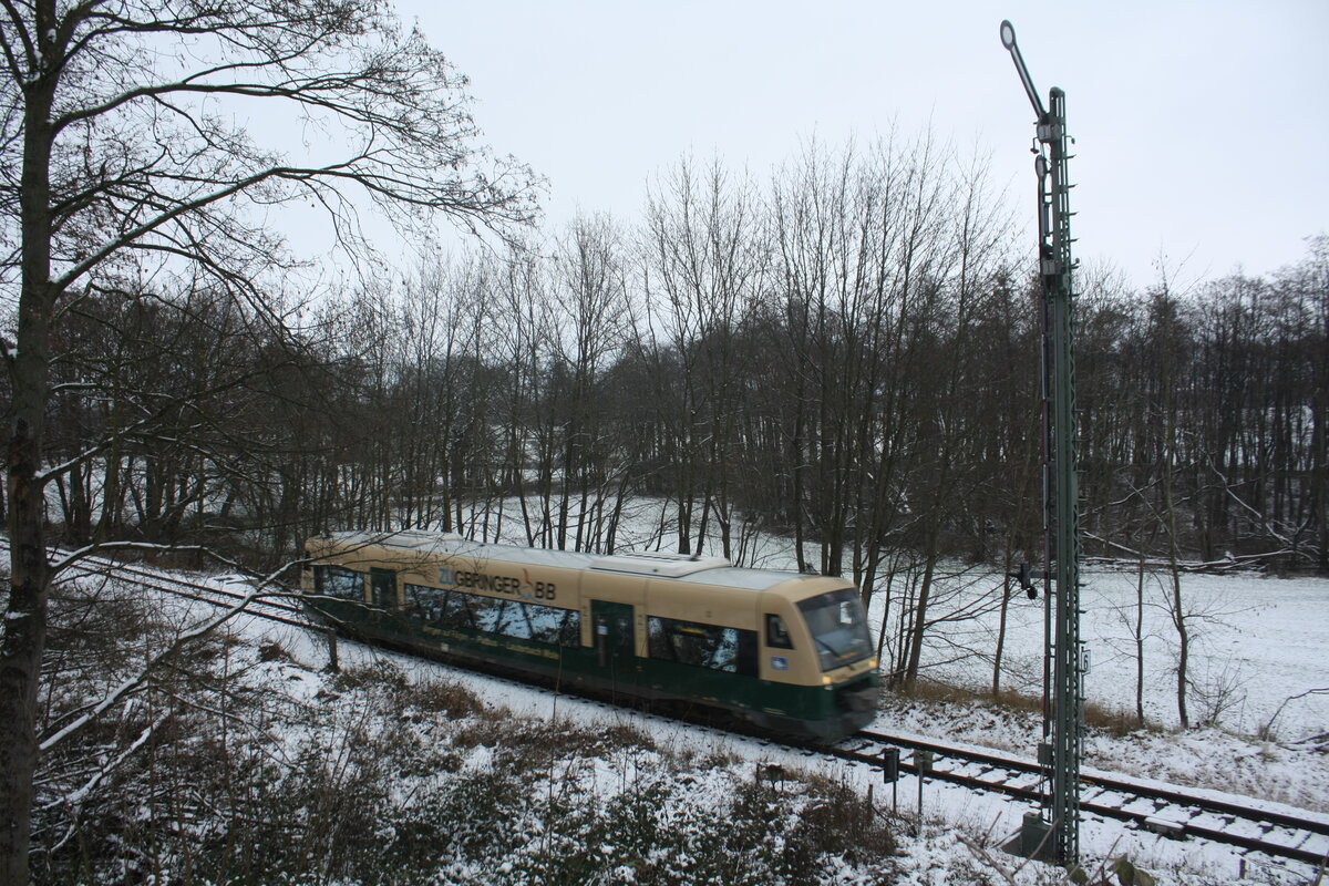 650 032 (650 300) der PRESS von Bergen auf Rügen kommend bei der Einfahrt in Putbus am 24.12.21