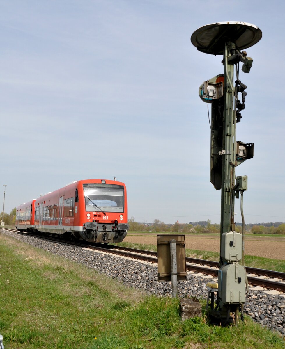 650 102 beim Vorsignal für die Bahnhofseinfahrt in Vöhringen am 24.04.2010.