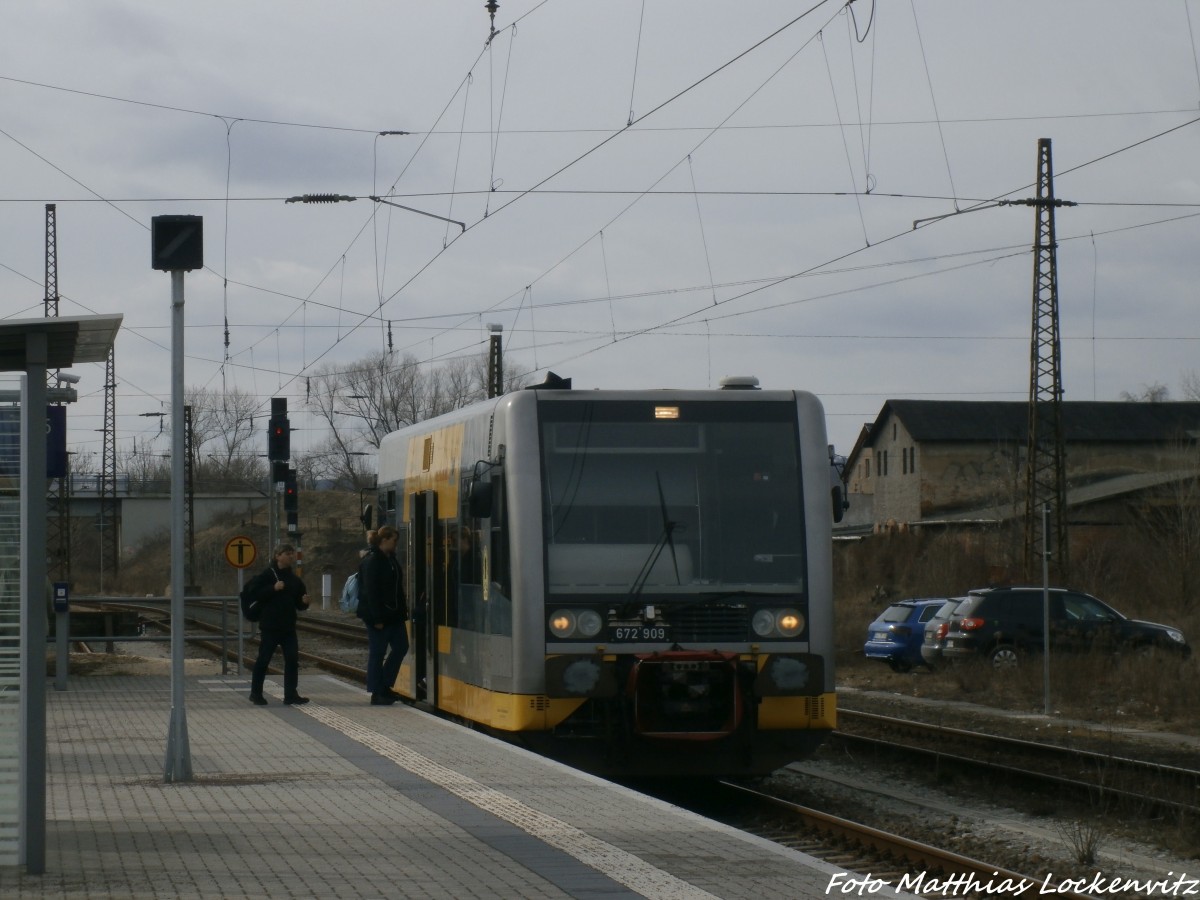 672 909 mit ziel Naumburg (Saale) Ost beim verlassen des Bahnhofs Naumburg (Saale) am 24.2.15