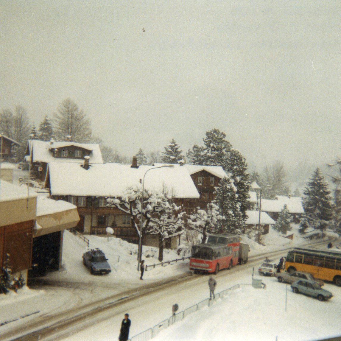 (7-10) - Aus dem Archiv: AFA Adelboden - Nr. 6/BE 26'706 - FBW/Vetter-R&J Anderthalbdecker im Februar 1988 in Adelboden, Landstrasse