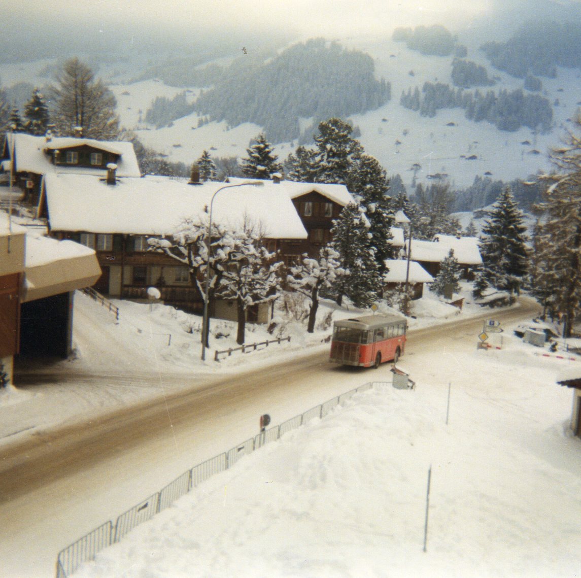 (7-19) - Aus dem Archiv: AFA Adelboden - Nr. 11/BE 332'800 - Saurer/Hess (ex Roth, Chur Nr. 10) im Februar 1988 in Adelboden, Landstrasse