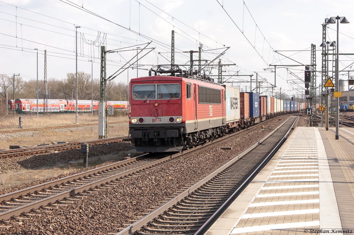 708 (155 046-6) MEG - Mitteldeutsche Eisenbahn GmbH mit einem Containerzug von Leipzig nach Hamburg in Wittenberge. 11.04.2015