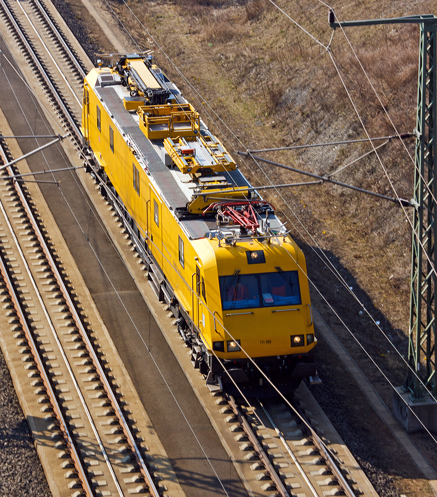 
711 203-0 der DB Netz AG fährt am 07.04.2014 in den Himmelbergtunnel beim ICE-Bahnhof Montabauer ein, zuvor musste er für einen ICE das Gleis frei machen.

Zur neusten Generation an Fahrzeugen für die Durchführung von Instandhaltungs- und Entstörungsarbeiten an Oberleitungsanlagen gehört die von der Deutsche Bahn AG bezeichnete Baureihe 711.2, welche von der Firma ROBEL Bahnbaumaschinen GmbH in Freilassing seit 2009 unter der Bezeichnung IFO 57.44 hergestellt wird.

Im Auftrag der DB hatte die Firma Robel mit dem IFO 57.44 ein vierachsiges Fahrzeug für Reparaturen und Wartung an Oberleitungsanlagen entwickelt, dass auf allen Strecken der DB einsetzbar ist. 

Der Wagenkasten ist zweckmäßig gestaltet und mit Stahlblech verkleidet. An den Fronten finden sich unter der Verkleidung der Fahrzeugköpfe, die an moderne Elektrolokomotiven angelehnt sind, stabile Schweißkonstruktionen zur Aufnahme der bei einem Unfall freiwerdenden Kräfte.

Der Antrieb erfolgt durch zwei Dieselmotoren der Bauart TCD 2015 V08 von Deutz mit jeweils 340 kW, die jeweils mittels eines hydraulischen Getriebes (Voith Turbogetriebe T 212 bre),    auf beide Achsen (mit je einem Voith Radsatzgetriebe SK-525) eines Drehgestells wirken. Lassen es die Streckenverhältnisse zu oder kommt es zu Störungen, kann auch mit nur einer Antriebsanlage gefahren werden. Für die Arbeitsfahrt (bei den Montage- und Wartungsarbeiten) ist an einem Drehgestell ein hydrostatischer Antrieb installiert, der durch einen der beiden Haupt-Dieselmotoren angetrieben wird. Dieser erlaubt eine Fahrt im Geschwindigkeitsbereich von 0 bis 10 km/h. Die Höchstgeschwindigkeit beträgt 140 km/h (Technisch möglich 155 km/h), was vor allem für die schnelle Beseitigung von Störungen nötig ist. Bei einer Fahrt mit 100  km/h kann das Fahrzeug eine Anhängelast von 150 t befördern und ist hierzu mit einer Schraubenkupplung ausgerüstet.

Das Fahrzeug besitzt zwei Endführerstände mit jeweils zwei Plätzen. Über ein Monitorsystem können die Fahrzeuglängsseiten beobachtet werden. Eine weitere Kamera ist auf die Oberleitung und den Mess-Stromabnehmer gerichtet, wobei die Bilder zur späteren Dokumentation aufgezeichnet werden können. An die Führerstände schließen sich Sozial- und Arbeitsräume an. So ist beispielsweise für längere Einsätze eine vollwertige Küchenzeile mit Kühlschrank, Mikrowelle und Kaffeemaschine eingebaut worden. Ebenfalls vorhanden ist eine Nasszelle, deren Abwässer über einen Bioreaktor aufbereitet und erst dann gereinigt in das Gleis abgegeben werden. Mittelpunkt des Fahrzeugs ist der Arbeits- und Werkstattraum, der von außen über die beidseitigen 1.510 mm breiten Türen erreichbar ist. Auf beiden Seiten befinden sich ausschwenkbare Hebevorrichtungen für Lasten bis zu 250 kg. 

Auf dem Dach befinden sich zwei Hubarbeitsbühnen, je eine vom Typ PA 95 und eine vom Typ PA 360 der Firma Palfinger. Die PA 95 ist vorrangig für Arbeiten am Fahrdraht bis zu einer Höhe von 9 m über Schienenoberkante gedacht, während mit der PA 360 bis zu einer Arbeitshöhe von 21 m auch das Kettenwerk und Mastspitzen erreicht werden können. Auch ein Absenken der Bühne neben dem Fahrzeug ist möglich, um beispielsweise Geräte und/oder Material aus dem Werkstattwagen direkt in die Bühne umzuladen.

Von diesem modernen Fahrzeug hatte die Deutsche Bahn AG ursprünglich acht Fahrzeuge dieser Bauart bestellt, die bis zum Sommer 2011 ausgeliefert wurden. Sie kommen im gesamten deutschen Streckennetz zum Einsatz und ersetzen die über 30 Jahre alten Turmtriebwagen der DB-Baureihe 704. Ab Februar 2014 wurden nach einem Folgeauftrag vier weitere Fahrzeuge ausgeliefert.

Das Fahrzeug ist in dieser Ausführung speziell für die Belange der Deutschen Bahn AG konstruiert worden, kann aber bei Bedarf auch für andere interessierte Bahnunternehmen auf deren spezifische Anforderungen angepasst werden.

TECHNISCHE DATEN:
Hersteller: ROBEL Bahnbaumaschinen GmbH, Freilassing
Fabriknummer: 57.44-003
Baujahr: 2010
NVR-Nummer:  99 80 9136 003-7 D-DB
EBA-Nummer: EBA 07H07A003
Spurweite: 1.435 mm (Normalspur)
Achsformel:  B'B'
Länge über Puffer:  24.500 mm
Drehzapfenabstand: 17.000 mm
Achsabstand im Drehgestell: 2.500 mm
Eigengewicht:  76 t
Höchstgeschwindigkeit:  140 km/h (Technisch möglich 155 km/h)
Tankinhalt:  2×750 l
Kraftübertragung:  hydrodynamisch (Streckenfahrt) hydrostatisch (Arbeitsfahrt)
Zuladung  5 t

Motordaten:
Deutz - wassergekühlter-V8-Dieselmotor mit Turboaufladung, Ladeluftkühlung und Vierventiltechnik. Motor in V-Ausführung im Winkel von 90°, er hat ein elektronisches, über Magnet-Ventile gesteuertes Einspritzsystem.
Motortyp: TCD 2015 V08
Zylinderzahl: 8
Bohrung/Hub: 132 / 145 mm
Hubvolumen: 15,9 l
Verdichtungsverhältnis: 17,5:1
Nenndrehzahl: 1800 min-1 
Leistung: 480 kW (652 PS)
Max. Drehmoment: 2.890 Nm
Niedrigste Leerlaufdrehzahl:  600 min-1
Motorgewicht: 1.245 kg

Getriebe für Streckenfahrt (2 Stück):
Voith Turbogetriebe T 212 bre 

Das Turbogetriebe ist ein 3-Gang-Getriebe mit einem Drehmomentwandler, zwei Strömungskupplungen, einer integrierten hydrodynamischen Bremse und mechanischem Wendeteil. Zusätzlich ist eine Voith-Federkupplung an das Schwungrad des Dieselmotors angeflanscht.

Bei Traktion erfolgen die Gangwechsel automatisch ohne Zugkraftunterbrechung weich, stoß- und verschleißfrei durch    Füllen und Entleeren der Kreisläufe. Die dynamische Bremse ermöglicht verschleißfreies Bremsen, kurzzeitig bis 450 kW Bremsleistung.

Die Kraftübertragung vom Turbogetriebe erfolgt über Gelenkwellen auf Voith Radsatzgetriebe SK-525 (1 Stück/Achse = 4 Stück) und somit auf die Achse.

