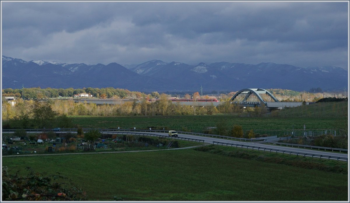 71.8 Kilometer von 78 Kilometer verlaufen in Tunneln. Die Rede ist von der Schnellfahrstrecke Bolgogna - Firenze; so ist etwas kurios, dass ich meine Idee, ein  schnellen Zug  in voller Fahrt zu fotografieren gerade hier verwirklicht habe. Das Bild zeigt einen FS ETR 400 welcher zwischen zwei Tunnels die 641 m lange Brücke Piana della Sieve befährt.
14. Nov. 2017