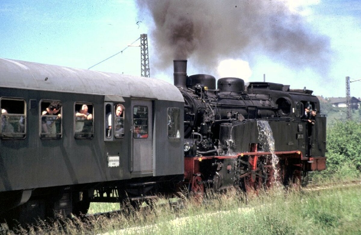 75 1118 gibt Schubhilfe für einen langen Personenzug von Amstetten nach Gerstetten am 16.06.1996. Der Wasserkasten ist randvoll, so daß durch die Gleisneigung Wasser überläuft.