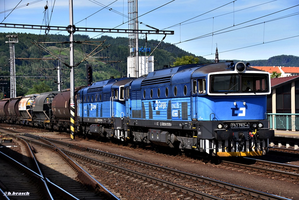 753 762-4 und 753 778-0 zogen einen ganzzug durch decin hl.n. 09.06.17