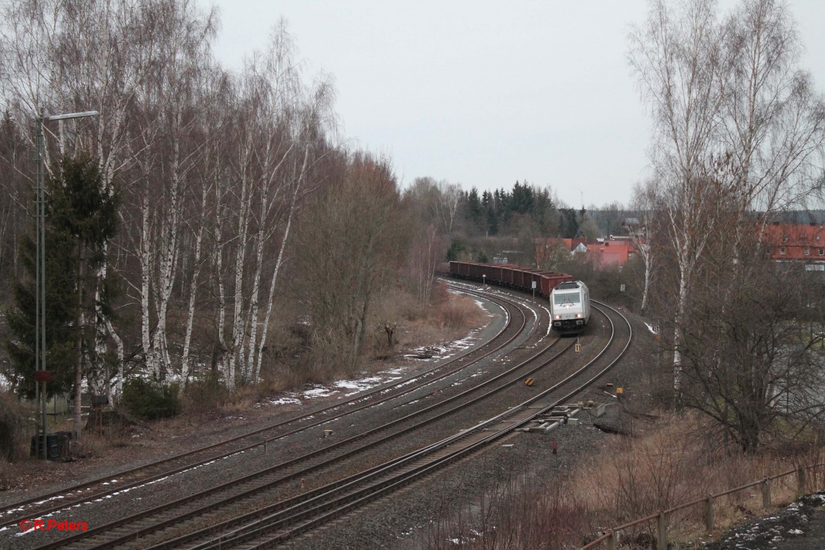 76 111 fährt mit dem Könitzer Schrottzug in Marktredwitz ein. 04.03.16