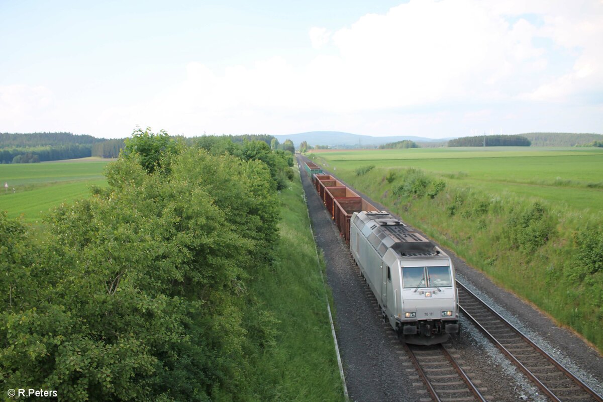 76 111 mit dem Könitzer Schrottzug nach Cheb bei Neudes. 11.06.21