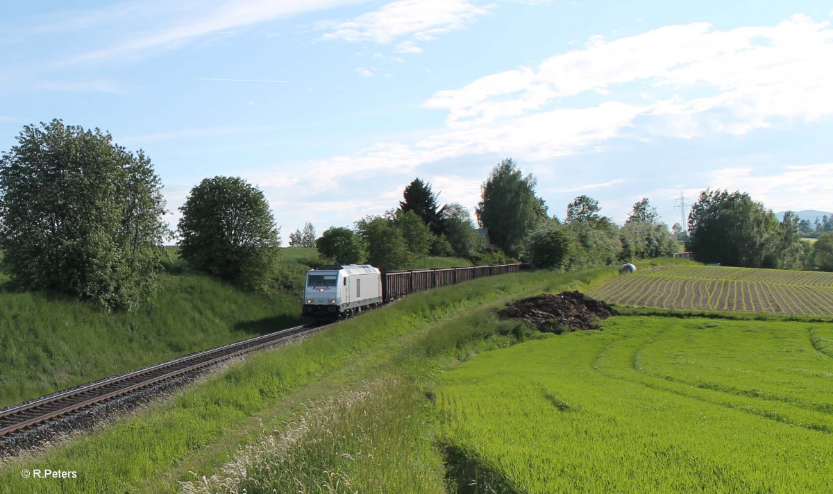 76 111 zieht bei Brand bei Marktredwitz den Schrottzug der Thüringer Stahlwerke aus Mehltheuer nach Cheb. 02.06.15