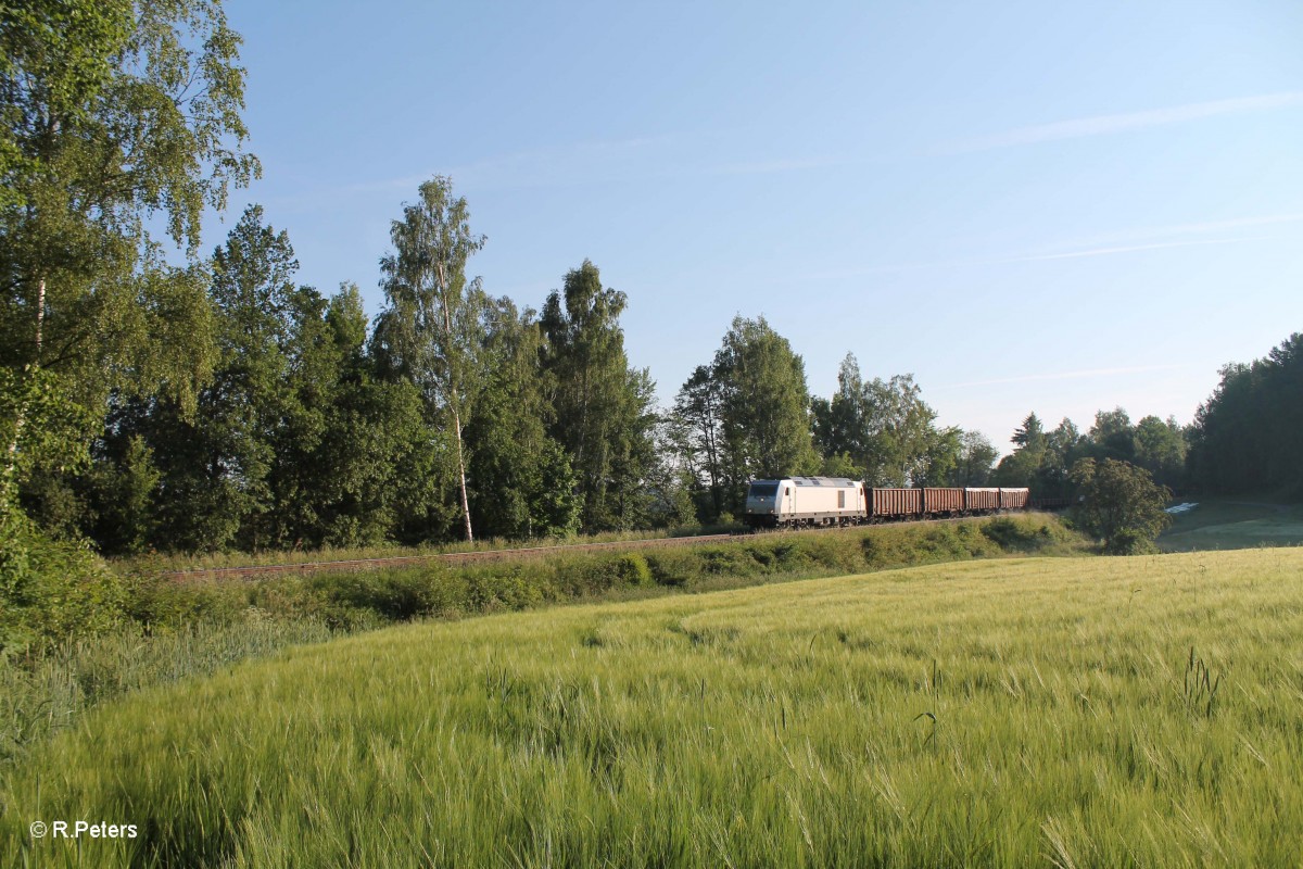 76 111 zieht bei Oschwitz den 48340 Schrottzug Cheb - Mehltheuer. 06.06.15