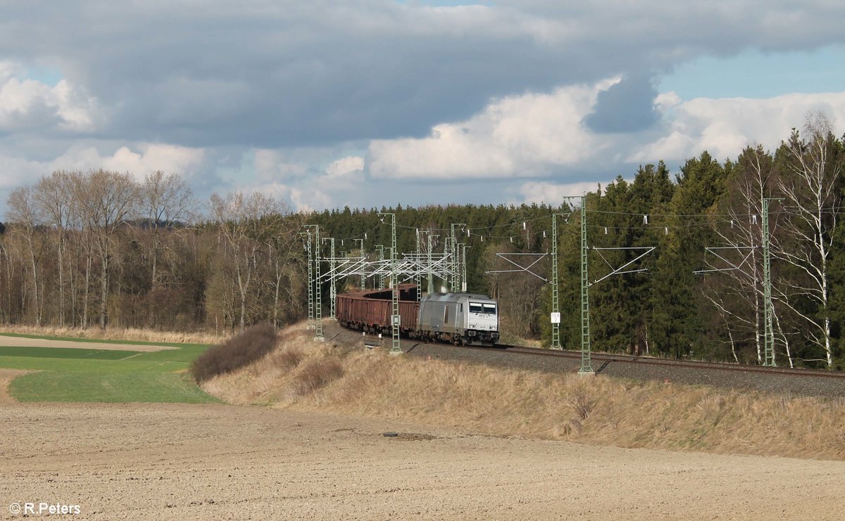 76 111 zieht bei Unterthartmannsreuth an der Bayrisch/Sächsichen Landesgrenze kurz vor Feilitzsch den Könitzer Schrottzug nach Cheb. 30.03.17